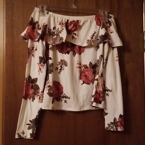 a'gaci Tops - Off Shoulder Floral Top
